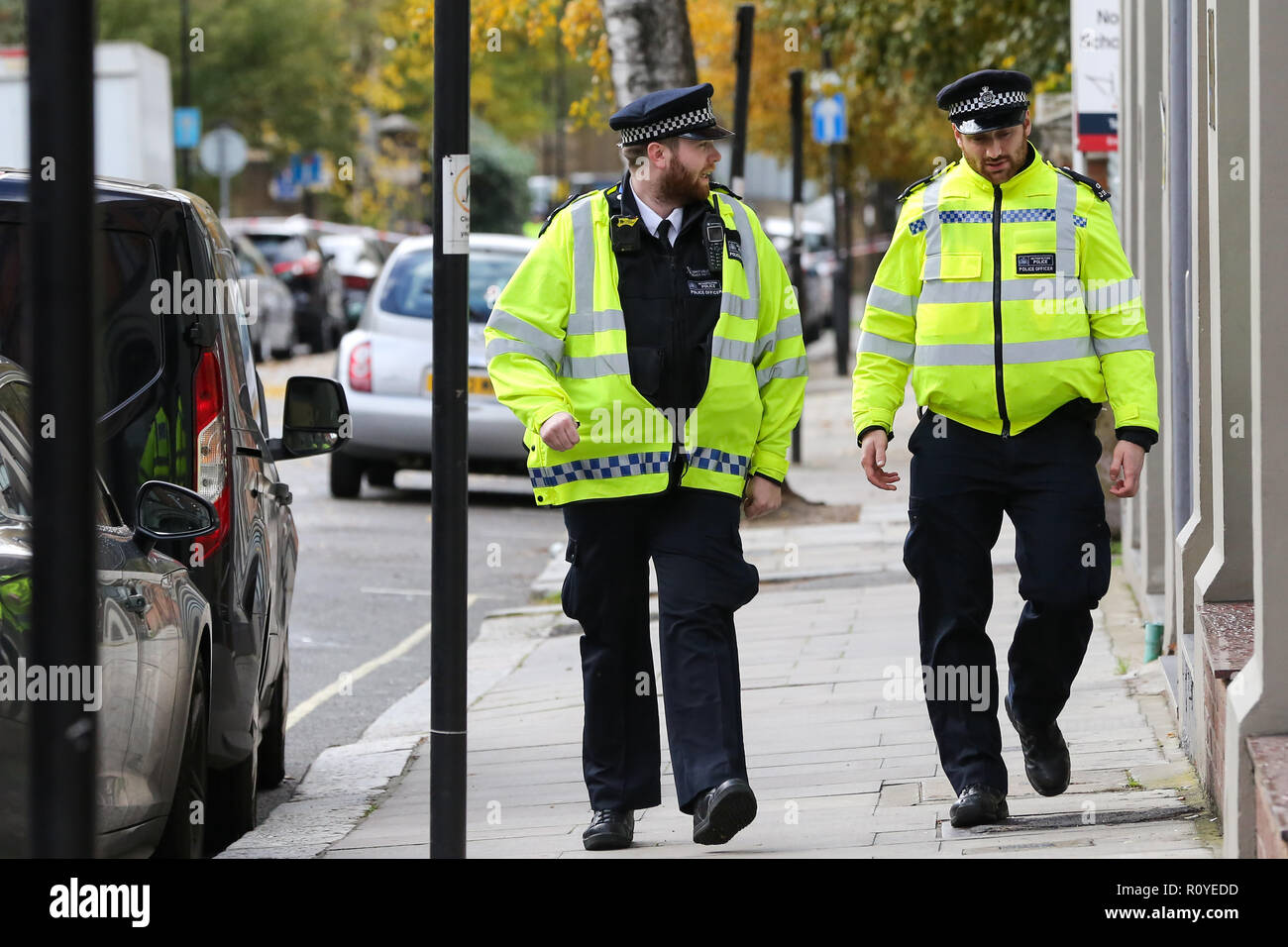 West Hampstead. London. UK 6 Nov 2018 - Der Tatort auf Lithos Road in West Hampstead. Ein Mann in seinem jugendlich war auf Billy Fury Weg Lithos Road in West Hampstead am Dienstag abend erstochen. Die jugendlich ist, berichtet in einem "kritischen Zustand" im Krankenhaus zu sein. Scotland Yard Commander Stuart Cundy sagte zusätzliche Polizisten in jeder Gemeinde nach einem "schrecklichen" Paar Tagen bereitgestellt wurden. Credit: Dinendra Haria/Alamy leben Nachrichten Stockfoto