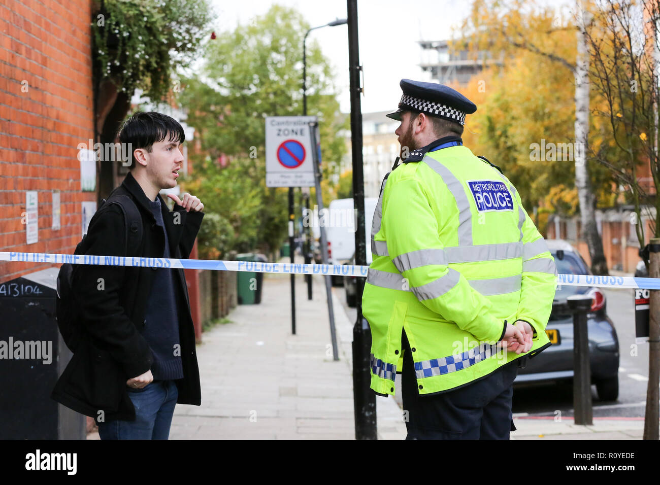 West Hampstead. London. UK 6 Nov 2018 - Der Tatort auf Lithos Road in West Hampstead. Ein Mann in seinem jugendlich war auf Billy Fury Weg Lithos Road in West Hampstead am Dienstag abend erstochen. Die jugendlich ist, berichtet in einem "kritischen Zustand" im Krankenhaus zu sein. Scotland Yard Commander Stuart Cundy sagte zusätzliche Polizisten in jeder Gemeinde nach einem "schrecklichen" Paar Tagen bereitgestellt wurden. Credit: Dinendra Haria/Alamy leben Nachrichten Stockfoto