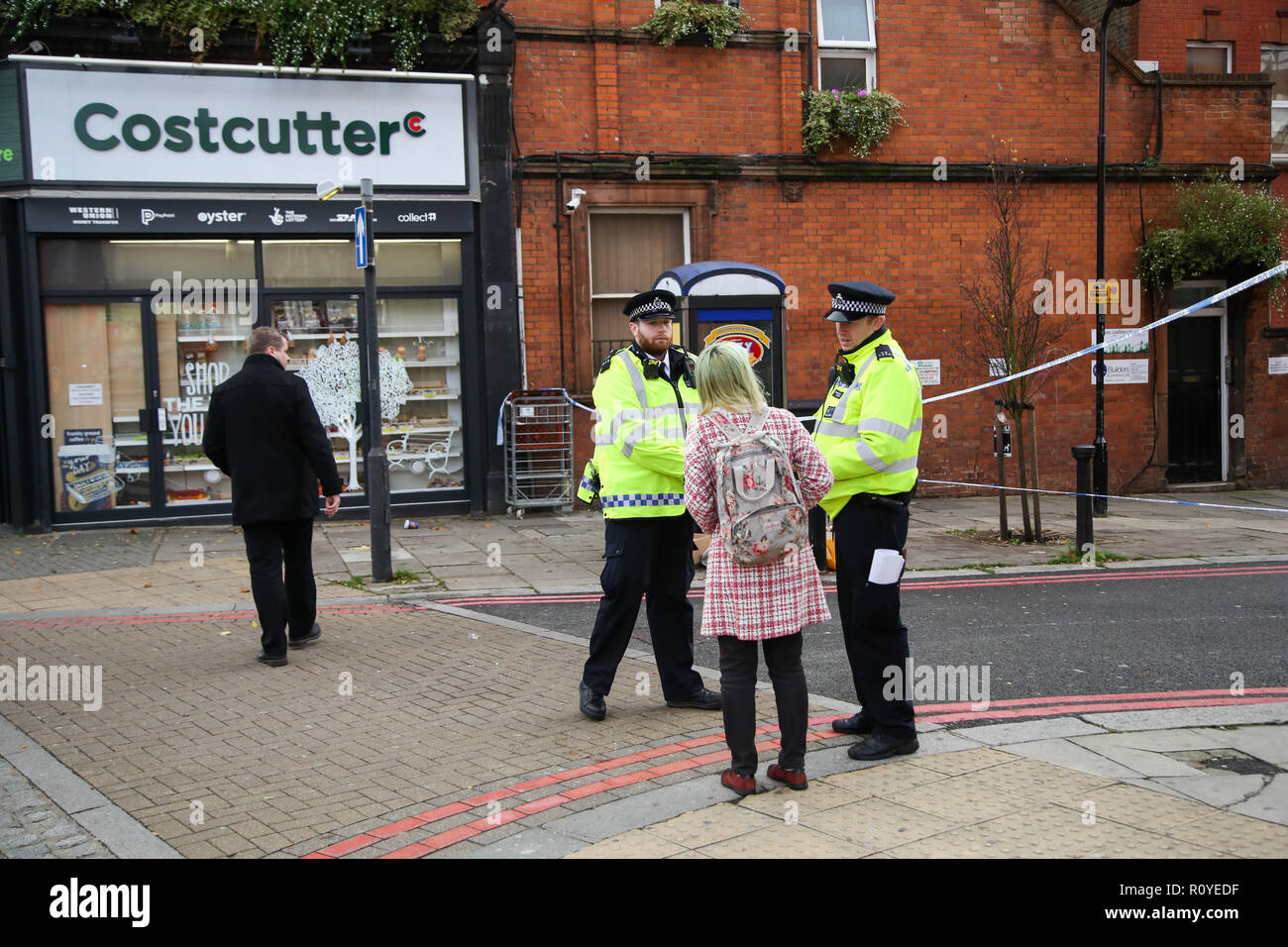 West Hampstead. London. UK 6 Nov 2018 - Der Tatort auf Lithos Road in West Hampstead. Ein Mann in seinem jugendlich war auf Billy Fury Weg Lithos Road in West Hampstead am Dienstag abend erstochen. Die jugendlich ist, berichtet in einem "kritischen Zustand" im Krankenhaus zu sein. Scotland Yard Commander Stuart Cundy sagte zusätzliche Polizisten in jeder Gemeinde nach einem "schrecklichen" Paar Tagen bereitgestellt wurden. Credit: Dinendra Haria/Alamy leben Nachrichten Stockfoto