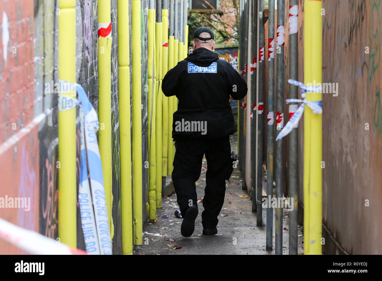 West Hampstead. London. UK 6 Nov 2018 - British Transport Police suche Mannschaft kommt in der Nähe von Finchley Road und Frognal S-Bahnhof ein Mann in seinem jugendlich war auf Billy Fury Weg Lithos Road in West Hampstead am Dienstag abend erstochen. Die jugendlich ist, berichtet in einem "kritischen Zustand" im Krankenhaus zu sein. Scotland Yard Commander Stuart Cundy sagte zusätzliche Polizisten in jedem Bezirk eingesetzt wurden. Dinendra Haria/Gutschrift: Dinendra Haria/Alamy leben Nachrichten Stockfoto