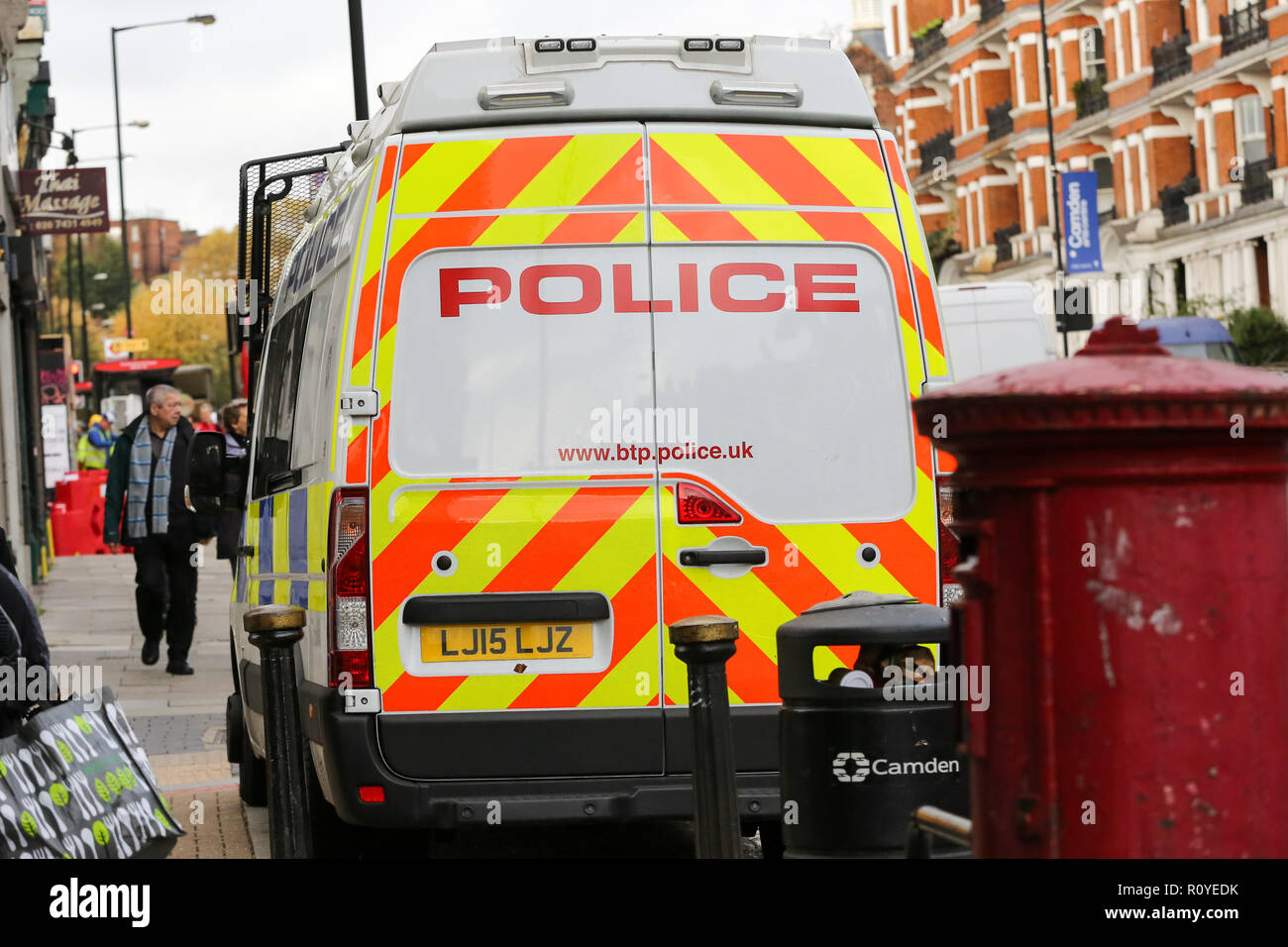 West Hampstead. London. UK 6 Nov 2018 - British Transport Police suche Mannschaft kommt in der Nähe von Finchley Road und Frognal S-Bahnhof ein Mann in seinem jugendlich war auf Billy Fury Weg Lithos Road in West Hampstead am Dienstag abend erstochen. Die jugendlich ist, berichtet in einem "kritischen Zustand" im Krankenhaus zu sein. Scotland Yard Commander Stuart Cundy sagte zusätzliche Polizisten in jedem Bezirk eingesetzt wurden. Dinendra Haria/Gutschrift: Dinendra Haria/Alamy leben Nachrichten Stockfoto