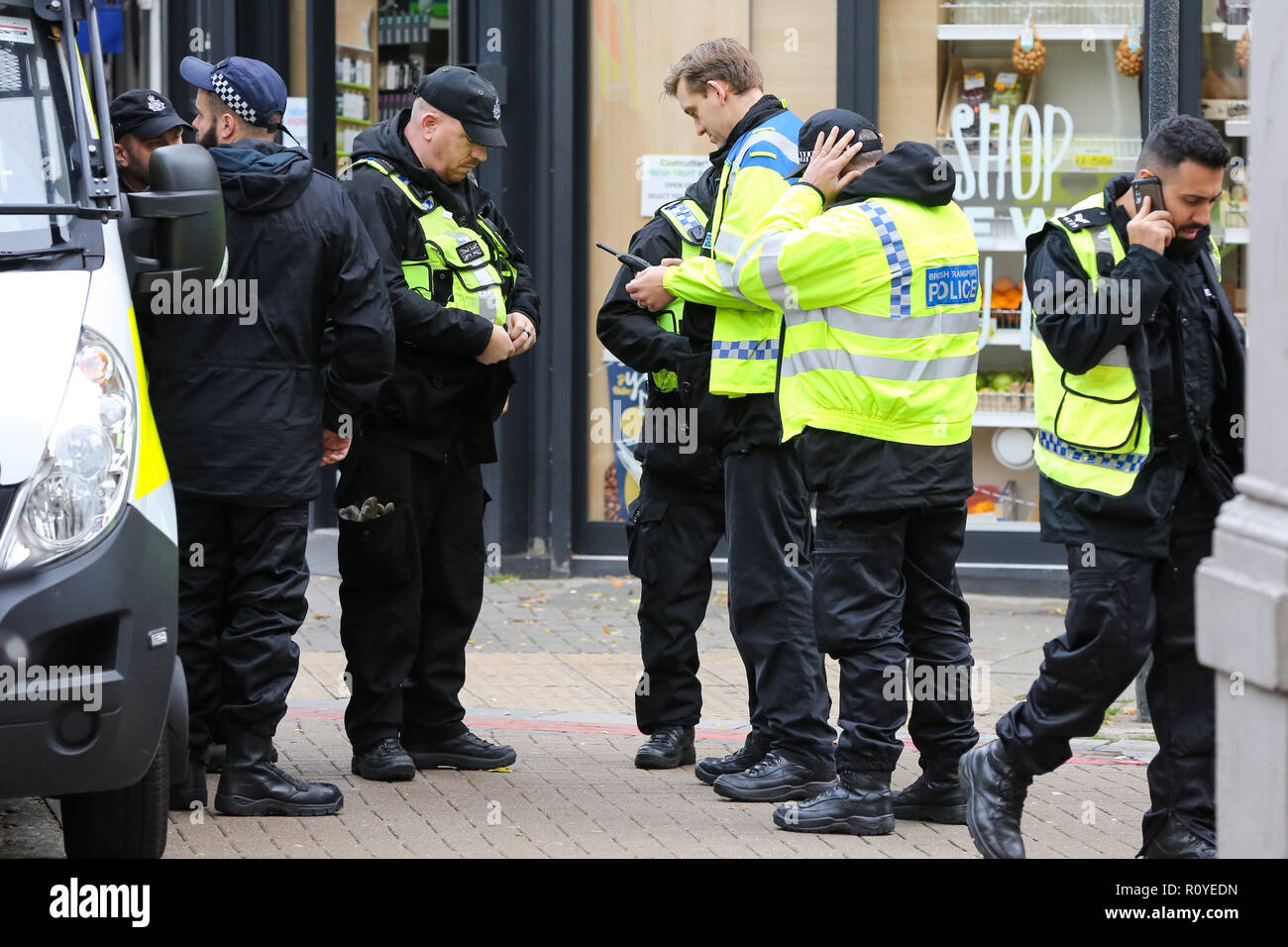 West Hampstead. London. UK 6 Nov 2018 - British Transport Police suche Mannschaft kommt in der Nähe von Finchley Road und Frognal S-Bahnhof ein Mann in seinem jugendlich war auf Billy Fury Weg Lithos Road in West Hampstead am Dienstag abend erstochen. Die jugendlich ist, berichtet in einem "kritischen Zustand" im Krankenhaus zu sein. Scotland Yard Commander Stuart Cundy sagte zusätzliche Polizisten in jedem Bezirk eingesetzt wurden. Dinendra Haria/Gutschrift: Dinendra Haria/Alamy leben Nachrichten Stockfoto