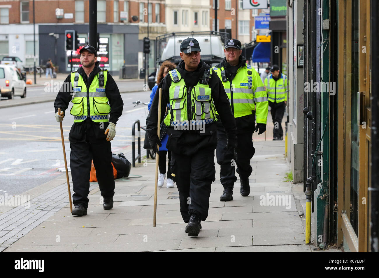 West Hampstead. London. UK 6 Nov 2018 - British Transport Police suche Mannschaft kommt in der Nähe von Finchley Road und Frognal S-Bahnhof ein Mann in seinem jugendlich war auf Billy Fury Weg Lithos Road in West Hampstead am Dienstag abend erstochen. Die jugendlich ist, berichtet in einem "kritischen Zustand" im Krankenhaus zu sein. Scotland Yard Commander Stuart Cundy sagte zusätzliche Polizisten in jedem Bezirk eingesetzt wurden. Dinendra Haria/Gutschrift: Dinendra Haria/Alamy leben Nachrichten Stockfoto