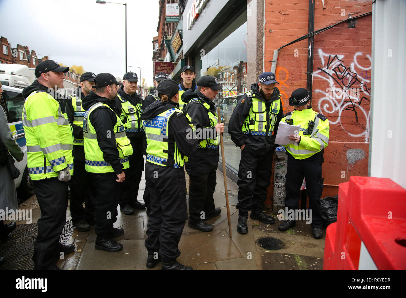 West Hampstead. London. UK 6 Nov 2018 - British Transport Police suche Mannschaft kommt in der Nähe von Finchley Road und Frognal S-Bahnhof ein Mann in seinem jugendlich war auf Billy Fury Weg Lithos Road in West Hampstead am Dienstag abend erstochen. Die jugendlich ist, berichtet in einem "kritischen Zustand" im Krankenhaus zu sein. Scotland Yard Commander Stuart Cundy sagte zusätzliche Polizisten in jedem Bezirk eingesetzt wurden. Dinendra Haria/Gutschrift: Dinendra Haria/Alamy leben Nachrichten Stockfoto