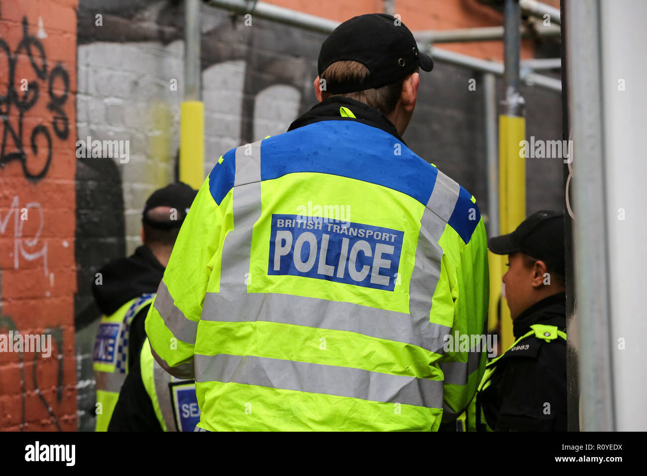 West Hampstead. London. UK 6 Nov 2018 - British Transport Police suche Mannschaft kommt in der Nähe von Finchley Road und Frognal S-Bahnhof ein Mann in seinem jugendlich war auf Billy Fury Weg Lithos Road in West Hampstead am Dienstag abend erstochen. Die jugendlich ist, berichtet in einem "kritischen Zustand" im Krankenhaus zu sein. Scotland Yard Commander Stuart Cundy sagte zusätzliche Polizisten in jedem Bezirk eingesetzt wurden. Dinendra Haria/Gutschrift: Dinendra Haria/Alamy leben Nachrichten Stockfoto