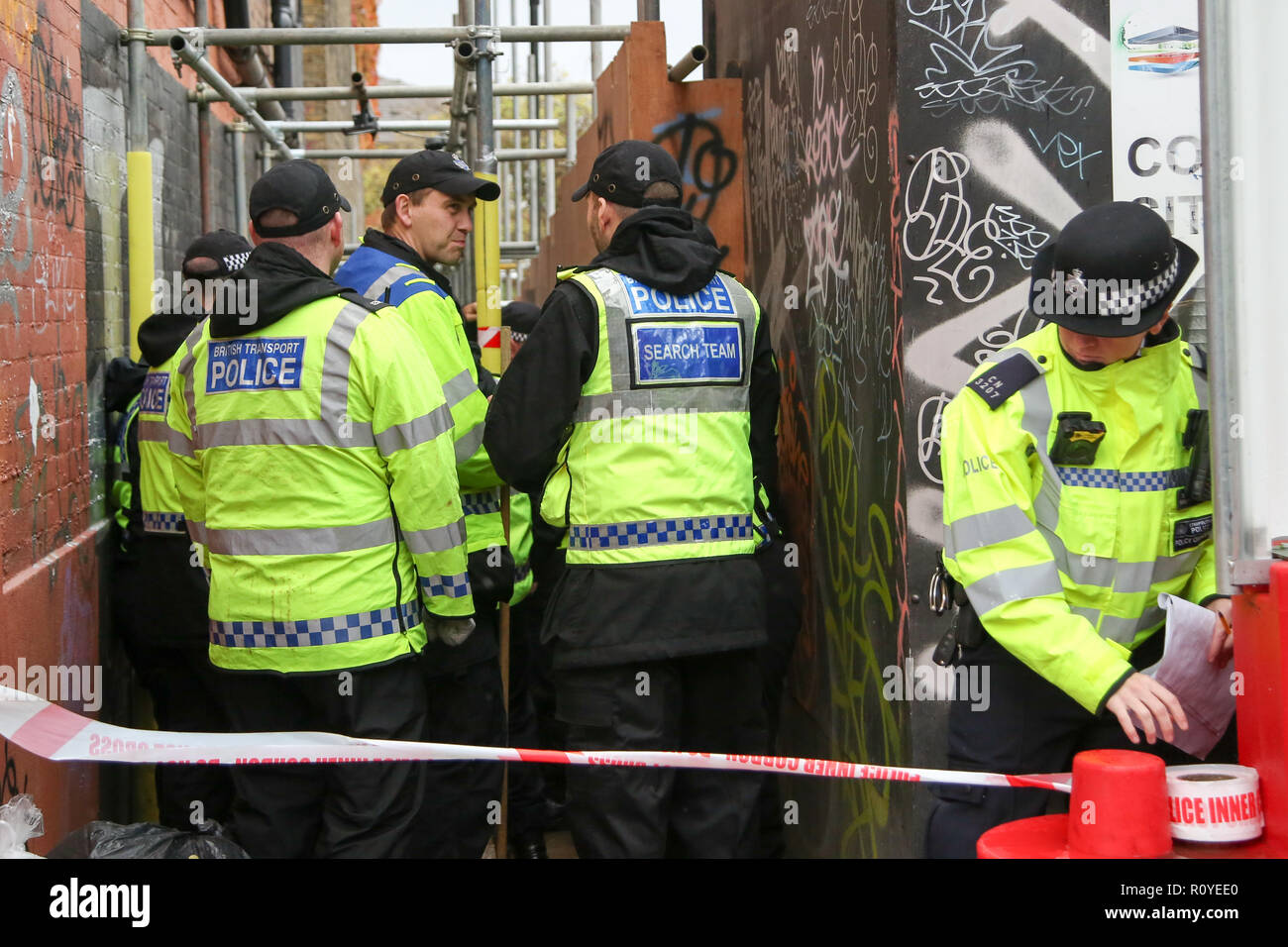 West Hampstead. London. UK 6 Nov 2018 - British Transport Police suche Mannschaft kommt in der Nähe von Finchley Road und Frognal S-Bahnhof ein Mann in seinem jugendlich war auf Billy Fury Weg Lithos Road in West Hampstead am Dienstag abend erstochen. Die jugendlich ist, berichtet in einem "kritischen Zustand" im Krankenhaus zu sein. Scotland Yard Commander Stuart Cundy sagte zusätzliche Polizisten in jedem Bezirk eingesetzt wurden. Dinendra Haria/Gutschrift: Dinendra Haria/Alamy leben Nachrichten Stockfoto