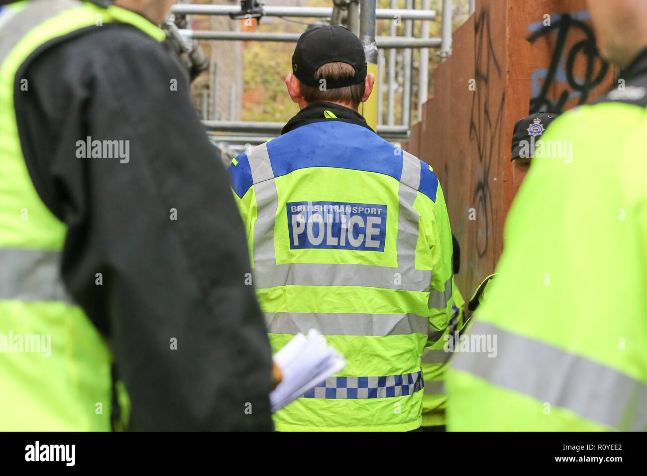 West Hampstead. London. UK 6 Nov 2018 - British Transport Police suche Mannschaft kommt in der Nähe von Finchley Road und Frognal S-Bahnhof ein Mann in seinem jugendlich war auf Billy Fury Weg Lithos Road in West Hampstead am Dienstag abend erstochen. Die jugendlich ist, berichtet in einem "kritischen Zustand" im Krankenhaus zu sein. Scotland Yard Commander Stuart Cundy sagte zusätzliche Polizisten in jedem Bezirk eingesetzt wurden. Dinendra Haria/Gutschrift: Dinendra Haria/Alamy leben Nachrichten Stockfoto