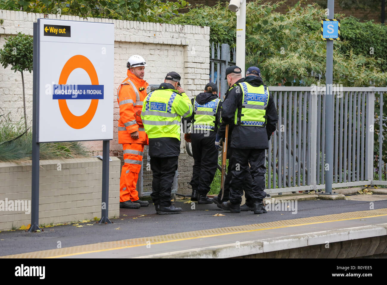 West Hampstead. London. UK 6 Nov 2018 - British Transport Police suche Team führt die Suche in der Nähe von Finchley Road und Frognal S-Bahnhof ein Mann in seinem jugendlich auf Billy Fury Weg Lithos Road in West Hampstead am Dienstag abend erstochen wurde. Die jugendlich ist, berichtet in einem "kritischen Zustand" im Krankenhaus zu sein. Scotland Yard Commander Stuart Cundy sagte zusätzliche Polizisten in jedem Bezirk eingesetzt wurden. Credit: Dinendra Haria/Alamy leben Nachrichten Stockfoto