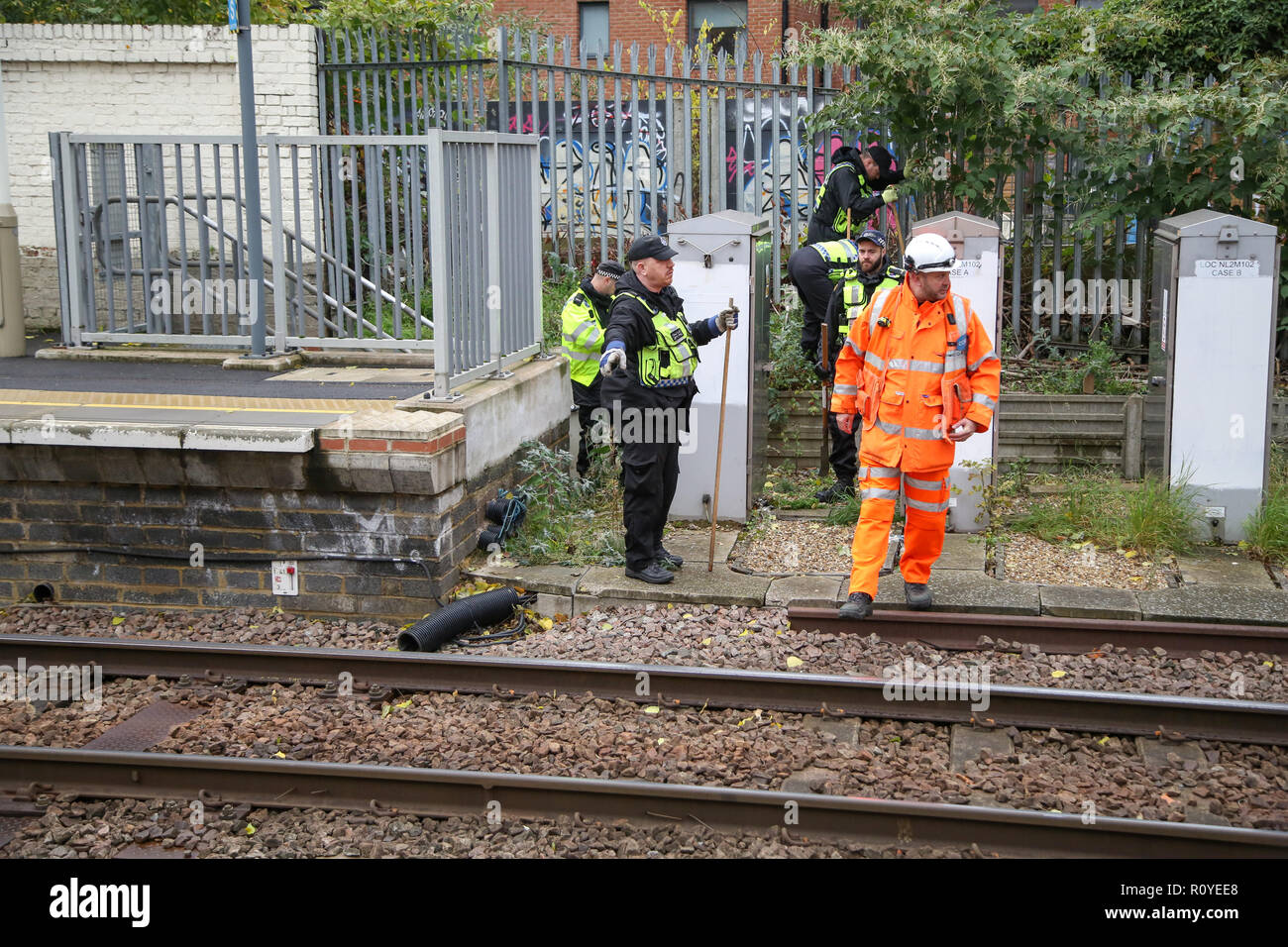 West Hampstead. London. UK 6 Nov 2018 - British Transport Police suche Team führt die Suche in der Nähe von Finchley Road und Frognal S-Bahnhof ein Mann in seinem jugendlich auf Billy Fury Weg Lithos Road in West Hampstead am Dienstag abend erstochen wurde. Die jugendlich ist, berichtet in einem "kritischen Zustand" im Krankenhaus zu sein. Scotland Yard Commander Stuart Cundy sagte zusätzliche Polizisten in jedem Bezirk eingesetzt wurden. Credit: Dinendra Haria/Alamy leben Nachrichten Stockfoto