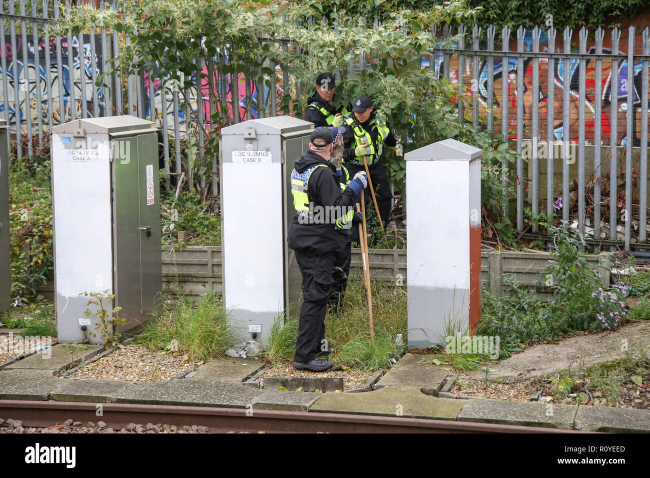 West Hampstead. London. UK 6 Nov 2018 - British Transport Police suche Team führt die Suche in der Nähe von Finchley Road und Frognal S-Bahnhof ein Mann in seinem jugendlich auf Billy Fury Weg Lithos Road in West Hampstead am Dienstag abend erstochen wurde. Die jugendlich ist, berichtet in einem "kritischen Zustand" im Krankenhaus zu sein. Scotland Yard Commander Stuart Cundy sagte zusätzliche Polizisten in jedem Bezirk eingesetzt wurden. Credit: Dinendra Haria/Alamy leben Nachrichten Stockfoto