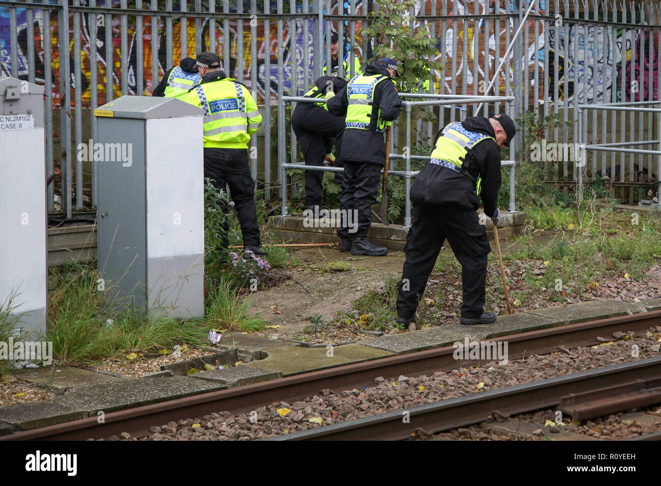 West Hampstead. London. UK 6 Nov 2018 - British Transport Police suche Team führt die Suche in der Nähe von Finchley Road und Frognal S-Bahnhof ein Mann in seinem jugendlich auf Billy Fury Weg Lithos Road in West Hampstead am Dienstag abend erstochen wurde. Die jugendlich ist, berichtet in einem "kritischen Zustand" im Krankenhaus zu sein. Scotland Yard Commander Stuart Cundy sagte zusätzliche Polizisten in jedem Bezirk eingesetzt wurden. Credit: Dinendra Haria/Alamy leben Nachrichten Stockfoto