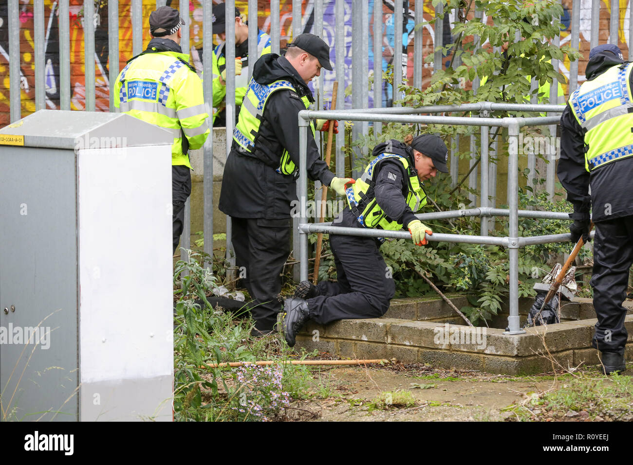 West Hampstead. London. UK 6 Nov 2018 - British Transport Police suche Team führt die Suche in der Nähe von Finchley Road und Frognal S-Bahnhof ein Mann in seinem jugendlich auf Billy Fury Weg Lithos Road in West Hampstead am Dienstag abend erstochen wurde. Die jugendlich ist, berichtet in einem "kritischen Zustand" im Krankenhaus zu sein. Scotland Yard Commander Stuart Cundy sagte zusätzliche Polizisten in jedem Bezirk eingesetzt wurden. Credit: Dinendra Haria/Alamy leben Nachrichten Stockfoto