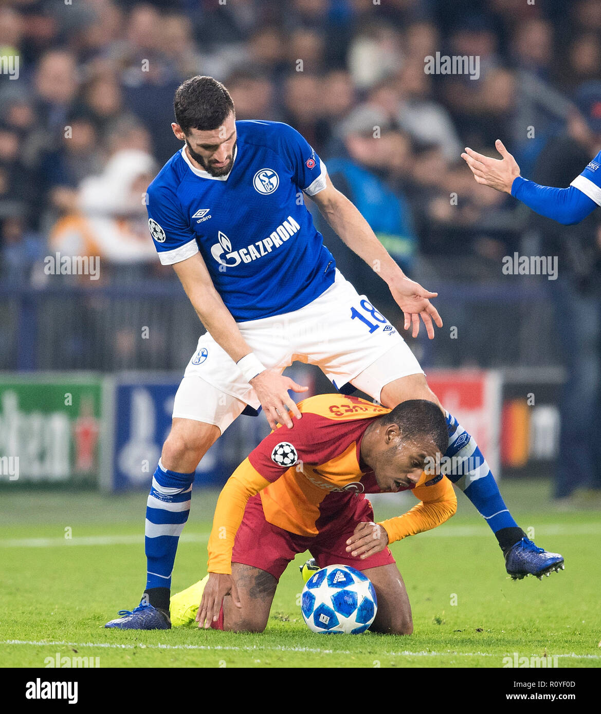 Gelsenkirchen, Deutschland. 06 Nov, 2018. Daniel Caligiuri top (GE) in Duellen gegen Garry RODRIGUES (Gala), Aktion, Fußball Champions League Vorrunde, 4. Spieltag, FC Schalke 04 (GE) - Galatasaray (Gala) am 06/11/Gelsenkirchen/Deutschland 2018. ##DFL-Bestimmungen verbieten die Verwendung von Fotografien als Bildsequenzen und/oder quasi-Video## | Verwendung der weltweiten Kredit: dpa/Alamy leben Nachrichten Stockfoto