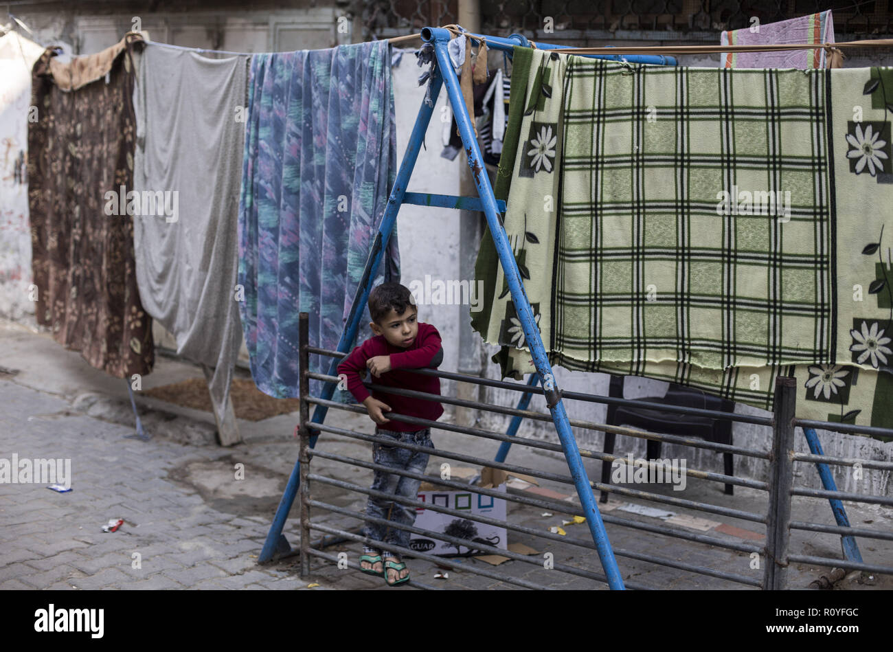 November 8, 2018 - Gaza, Gazastreifen, Israel - ein palästinensischer Flüchtling Junge ist an gesehen, ihre temporäre Home im Flüchtlingslager Jabalia im nördlichen Gazastreifen. (Bild: © Mahmoud Issa/SOPA Bilder über ZUMA Draht) Stockfoto