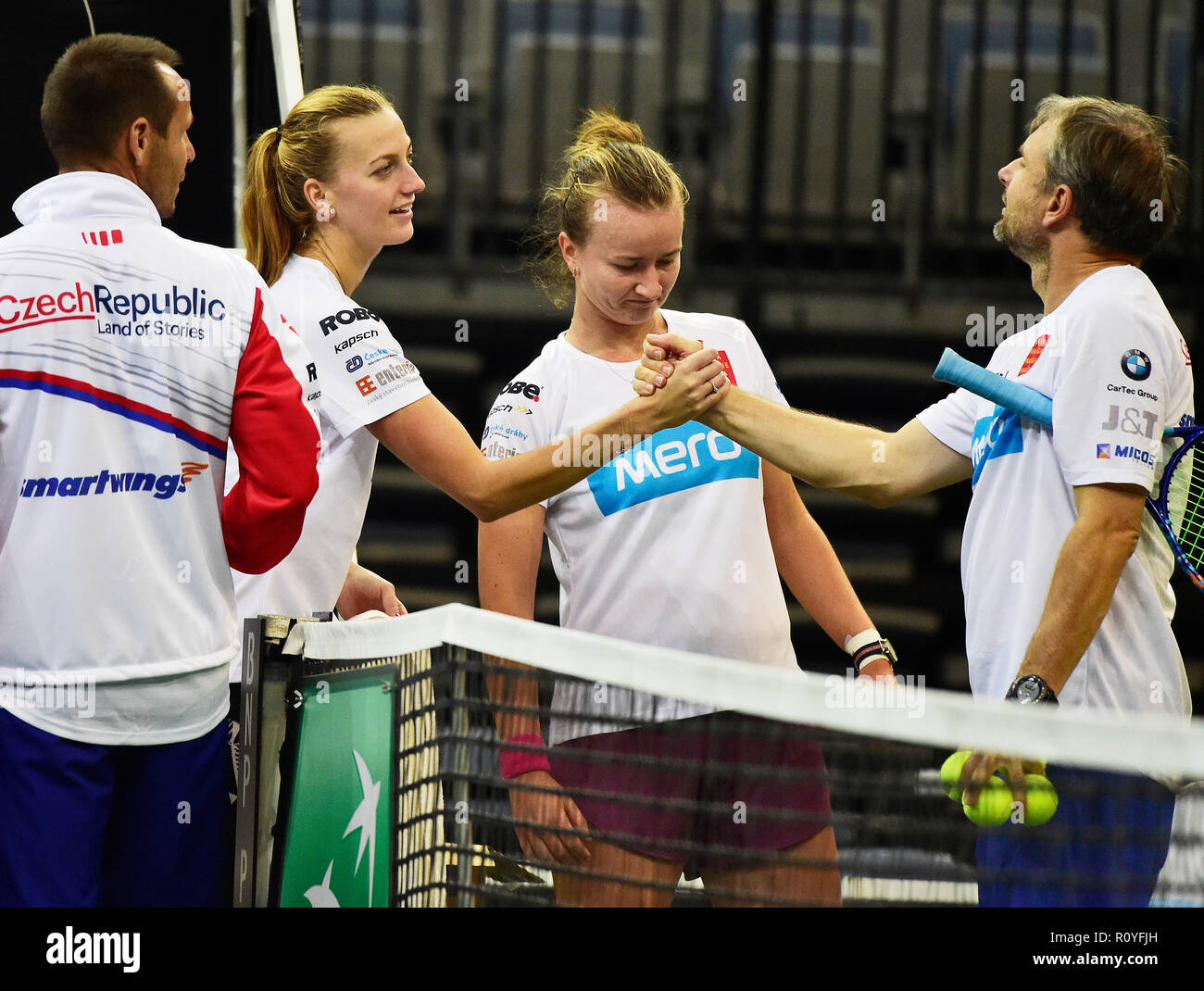 Prag, Tschechische Republik. 08 Nov, 2018. L-R der Tschechischen Fitness Trainer David Vydra, Tschechische Tennisspieler Petra Kvitova und Barbora Krejcikova und Trainer Jiri Vanek werden während einer Trainingseinheit vor dem Finale des Fed Cup zwischen der Tschechischen Republik und den USA, an der O2-Arena in Prag, Tschechische Republik, am 8. November 2018. Das Finale findet am 10. und 11. Credit: Roman Vondrous/CTK Photo/Alamy leben Nachrichten Stockfoto