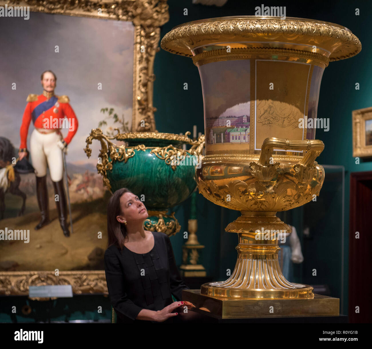 Die Queen's Gallery, Buckingham Palace, London, Großbritannien. 8. November 2018. Russland: Royalty & die Romanows Ausstellung untersucht die Verbindungen zwischen der Königshäuser von Großbritannien und Russland über 300 Jahren, beginnend mit Peter des Großen Besuch in Großbritannien im Jahr 1698. Bild: grüner Malachit Vasen und vergoldeter Bronze Vase von Nikolaus I., Königin Victoria. Credit: Malcolm Park/Alamy Leben Nachrichten. Stockfoto