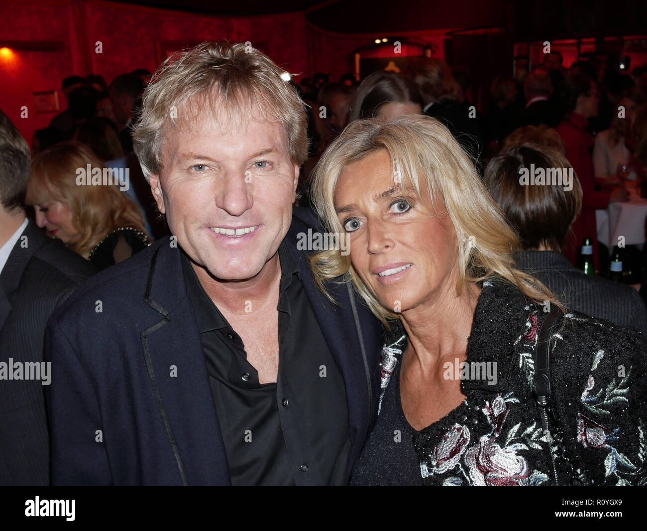 07.November 2018, Berlin: Bernhard Brink, Sänger, und Frau Ute bei der Premiere der Show "glücksjäger" im Spiegelzelt Der gourmet-theater Palazzo am Zoo im Bezirk Charlottenburg. Foto: XAMAX/dpa Stockfoto