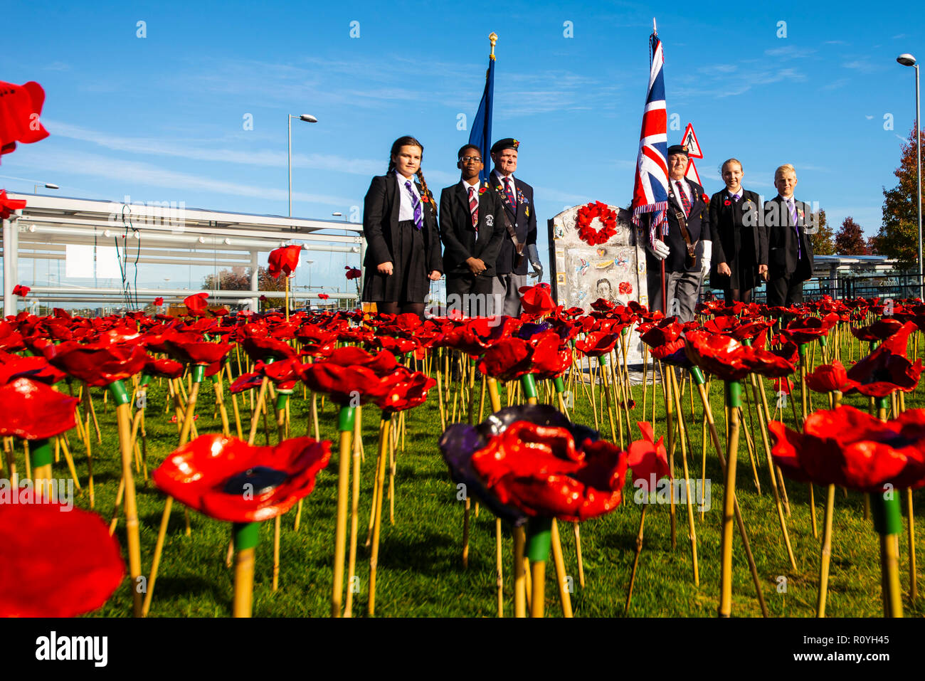 Flughafen London Southend, Essex, Großbritannien. Anlässlich des Jahrestages des Endes des Zweiten Weltkriegs ein commemorative Garten außerhalb des Terminal am Flughafen London Southend bestehend aus 2000 rot Keramik Mohn durch Hunderte von Kindern aus 25 Southend Schulen geöffnet wurde Stockfoto