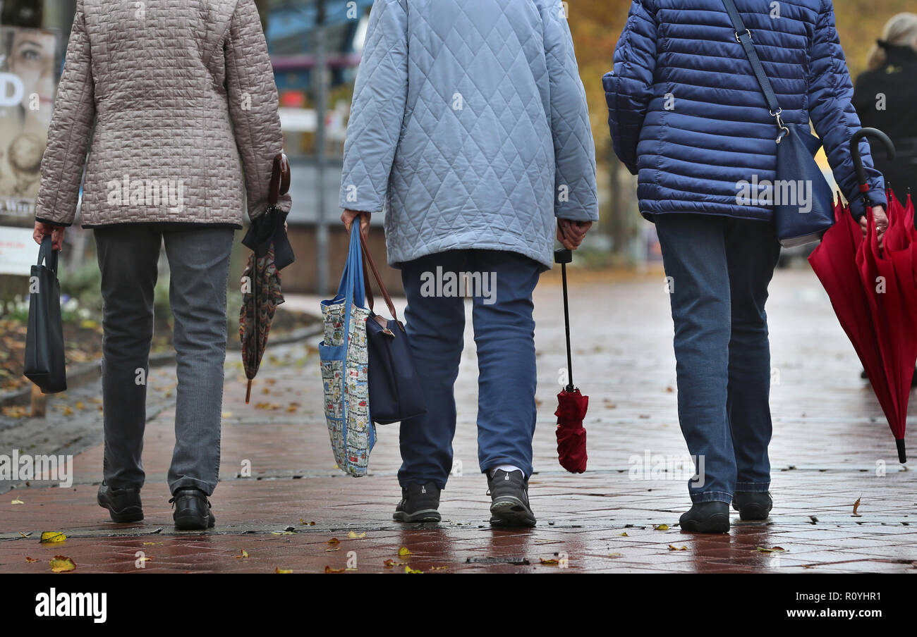 08. November 2018, Bayern, Bad Wörishofen: Drei ältere Frauen in der Fußgängerzone laufen (Abbildung auf das Thema Ruhestand). (Dpa' Pension Paket übergeben - Opposition warnt vor kostenexplosion") Foto: Karl-Josef Hildenbrand/dpa Stockfoto