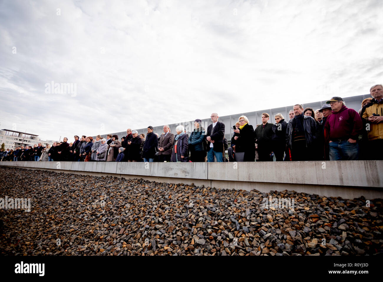 08.November 2018, Berlin: Zuschauer auf der 'Topographie des Terrors' Gründen sammeln für die Verlegung von einem Kranz auf dem 80. Jahrestag der November 1938 Pogrome. Foto: Christoph Soeder/dpa Stockfoto