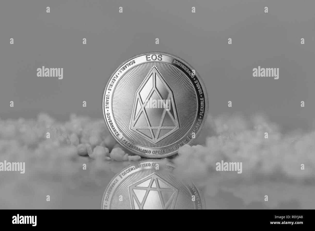 Eos cryptocurrency physischen Münze umgeben mit Schnee Stockfoto