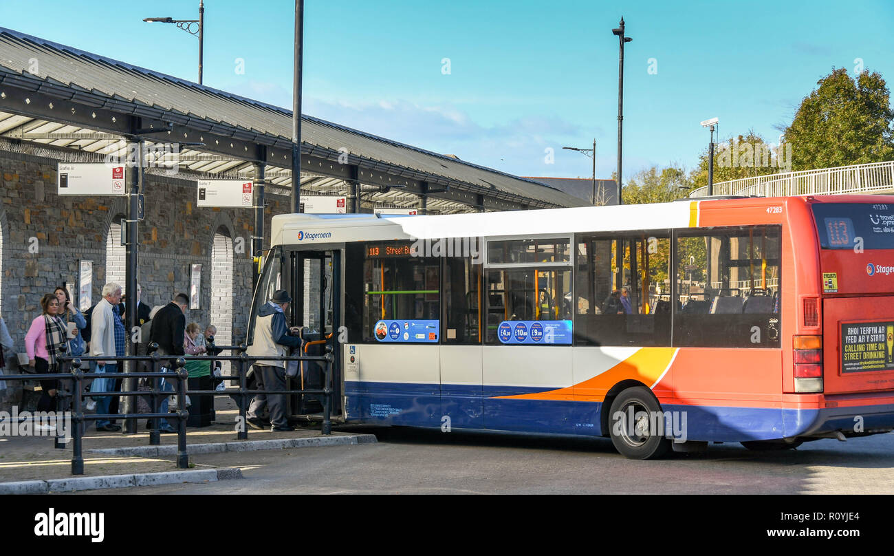 ABERDARE, WALES - Oktober 2018: Leute, die auf einen Bus in der Busbahnhof in Aberdare Stadtmitte. Stockfoto