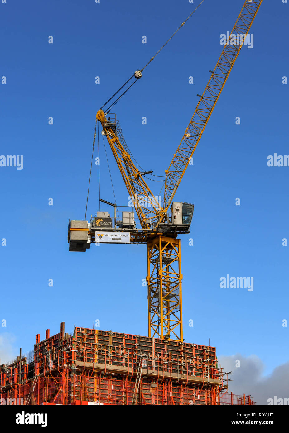 PONTYPRIDD, WALES - Oktober 2018: Turm Kran über dem Stahl Schalung und unterstützt die konkreten Aufzugsschacht eines neuen Gebäudes auf einer Seite fest Stockfoto