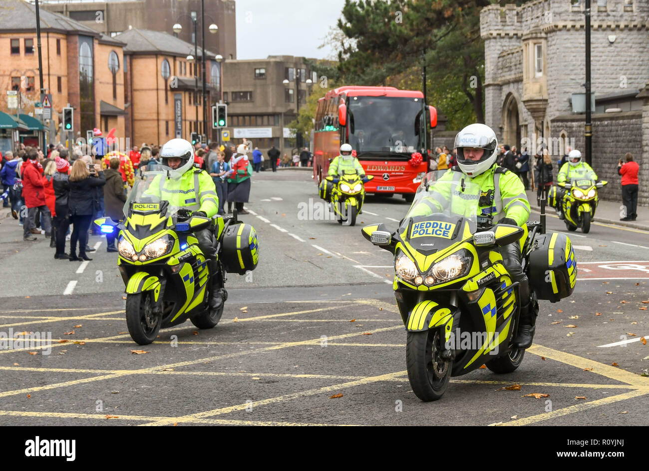 CARDIFF, WALES - NOVEMBER 2018: Polizei-Motorradfahrer von der South Wales Police begleiten den Bus des walisischen Rugby-Teams durch Cardiff Stockfoto