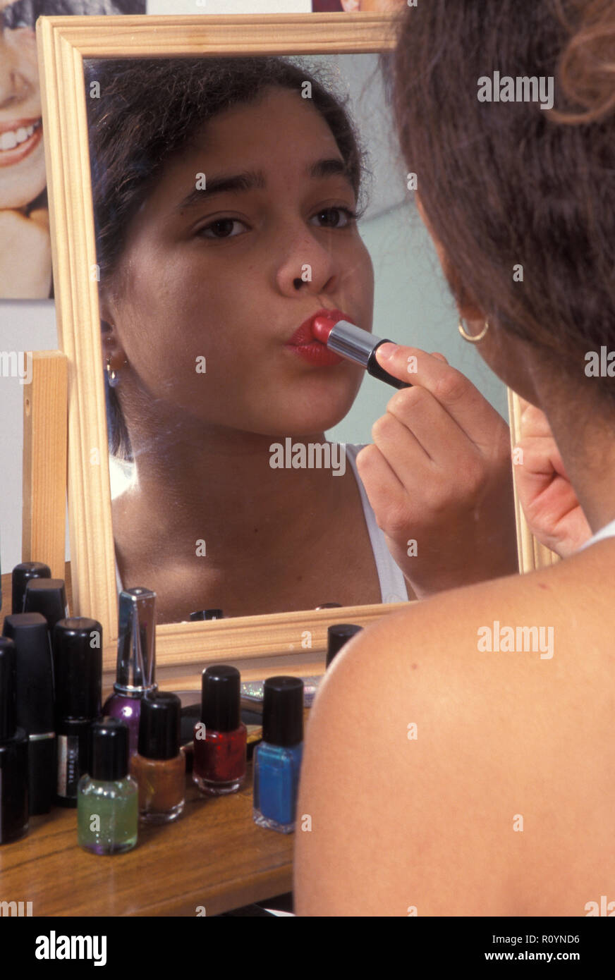 Kind auf Lippenstift in Spiegel Stockfoto