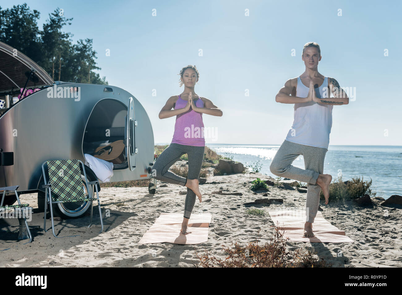 Paar Leben gesunder Lebensstil genießen yoga Zeit in der Nähe ihrer kompakten Anhänger Stockfoto
