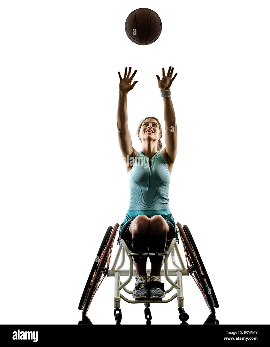 Eine kaukasische behinderten Jugendlichen Basketball player Frau im Rollstuhl Sport Studio in Silhouette auf weißem Hintergrund Stockfoto