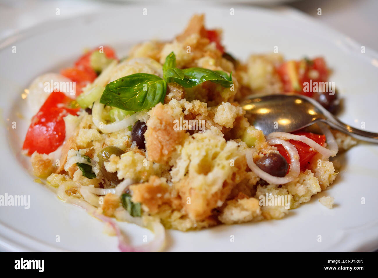 Traditionelle italienische Küche. Panzanella Salat mit Brot. Lucca, Provinz Lucca, Toskana, Italien, Europa Stockfoto