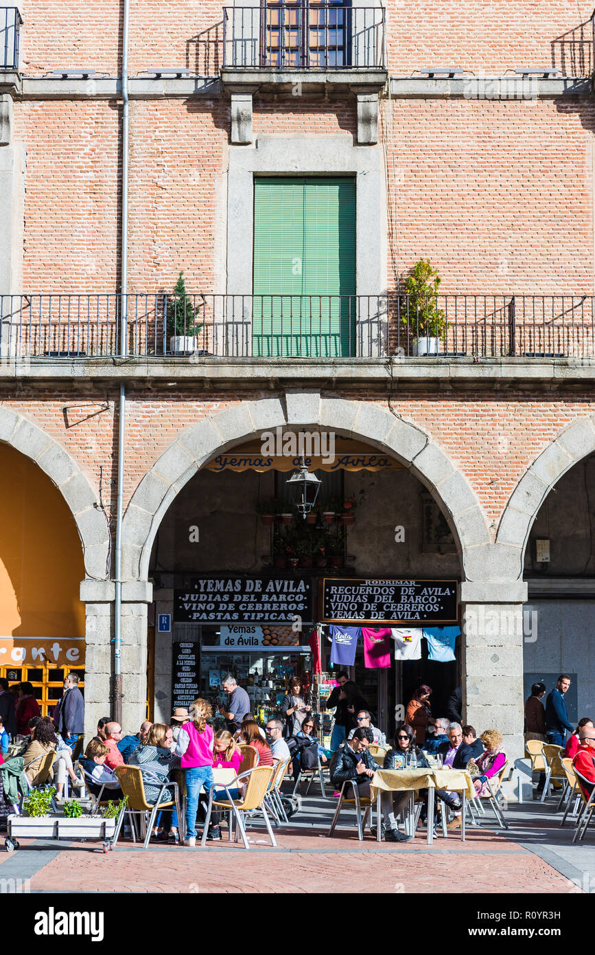 Die Plaza del Mercado Chico, der Hauptplatz von Avila, befindet sich im Zentrum der Stadt. Es ist ein rechteckiger Platz mit Arkaden auf drei Seiten. Ein Stockfoto