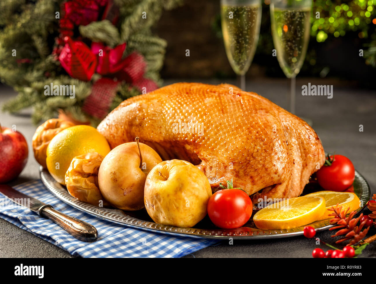 Thanksgiving gebratene ganze Gans auf rustikalen Tisch Stockfoto