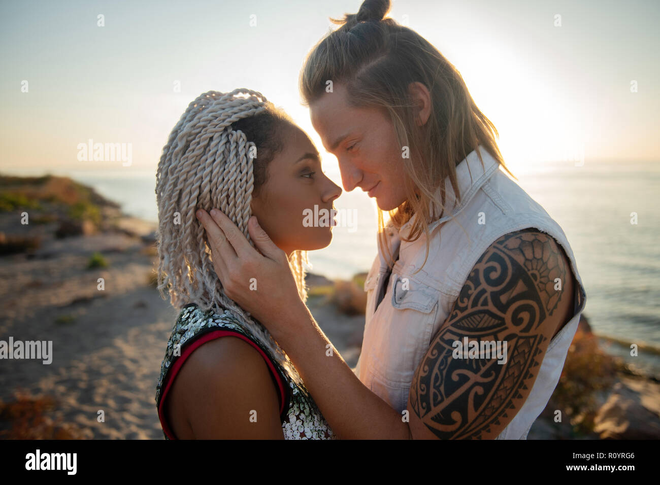 Nettes Paar an jedem anderen ständigen nahe der Küste suchen Stockfoto