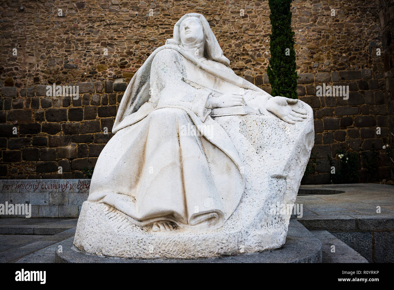 Denkmal der Heiligen Teresa von Jesus, neben der Puerta del Alcázar. Avila, Castilla y Leon, Spanien, Europa Stockfoto