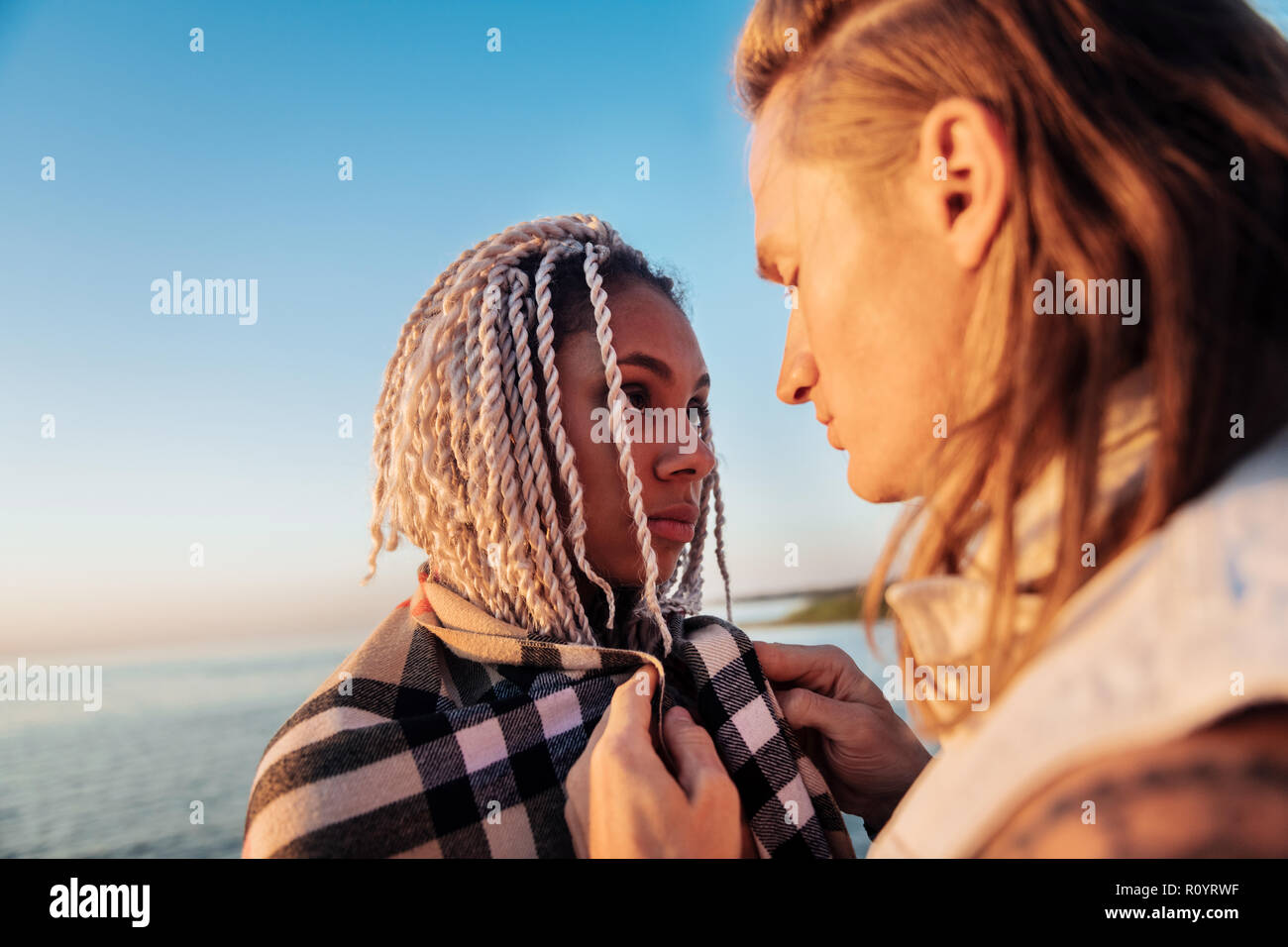 Dark-eyed Frau mit weißen Dreadlocks auf ihr schöner Freund Stockfoto