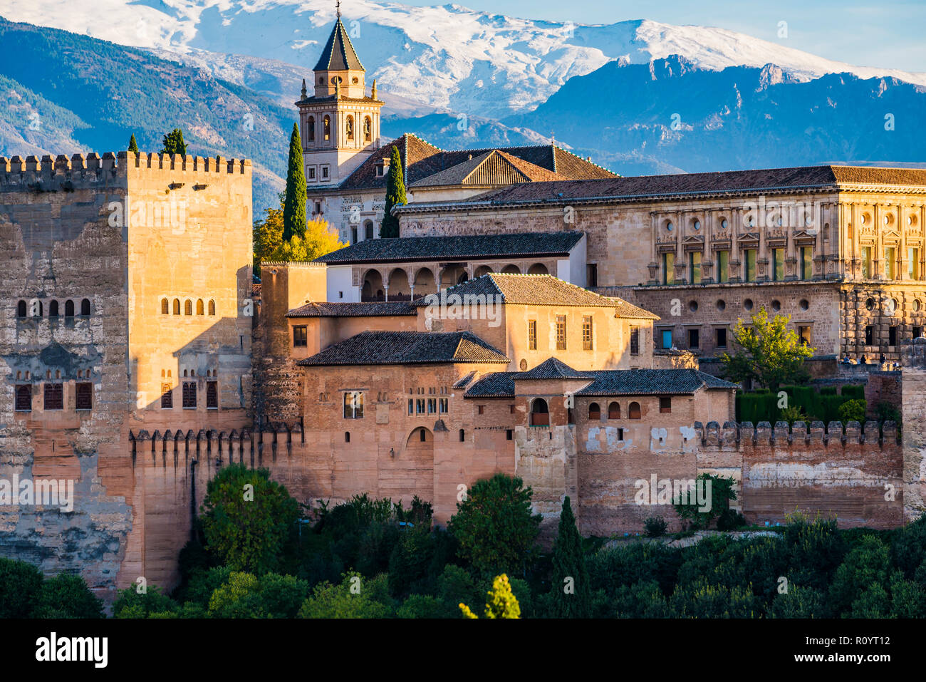 Alhambra. Nazaries Paläste und Palast von Karl V von Mirador de San Nicolas. Granada, Andalusien, Spanien, Europa. Stockfoto
