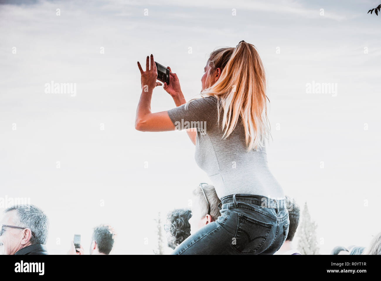 Eine junge Frau nimmt Bilder mit Ihrem Telefon. Granada, Andalusien, Spanien, Europa. Stockfoto