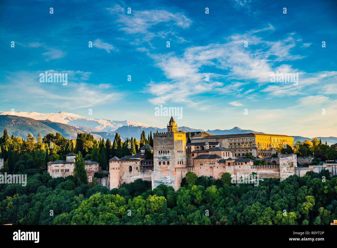 Panorama der Alhambra von Mirador de San Nicolas. Von links nach rechts: Generalife, Nazaries Paläste, Palast von Karl V. Granada, Andalusien, Spanien links Stockfoto