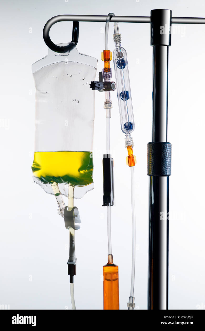 Drip stand mit intravenösem Drogengebrauch Tasche und intravenöse Leitungen, medizinische Geräte und medizinische Behandlung Stockfoto