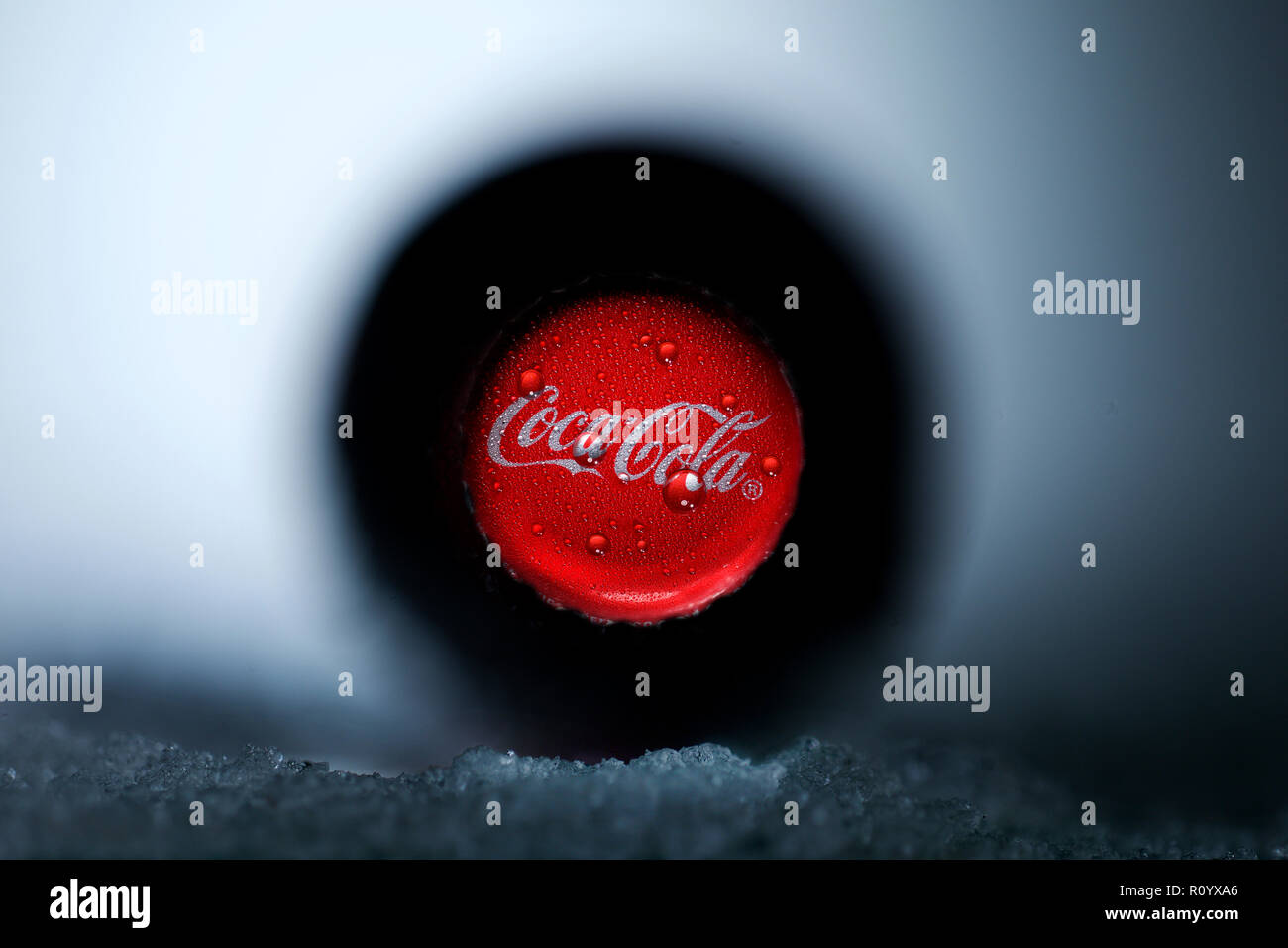 Coca-cola Flasche im Gefrierfach, flacher Fokus Nahaufnahme auf rote Flasche top Stockfoto