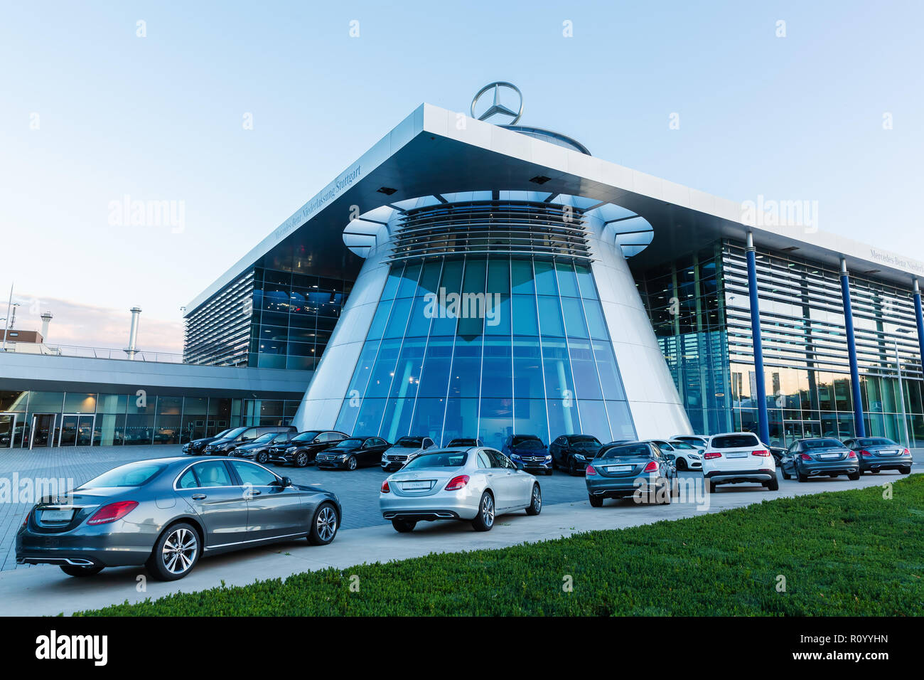 Stuttgart, Deutschland - 07 September, 2018: Mercedes Benz Hauptsitz in der  Abenddämmerung. Mercedes Benz ist ein globaler Automobilmarke und eine  Abteilung der Deutschen Stockfotografie - Alamy