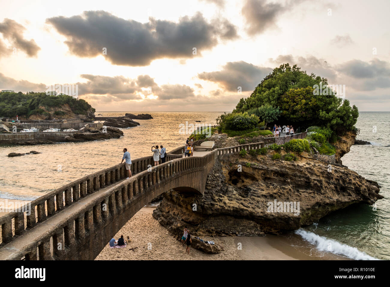 Biarritz, Frankreich. Rocher du Basta, einem malerischen Felsen und Wahrzeichen an der Küste von Biarritz, bei Sonnenuntergang Stockfoto