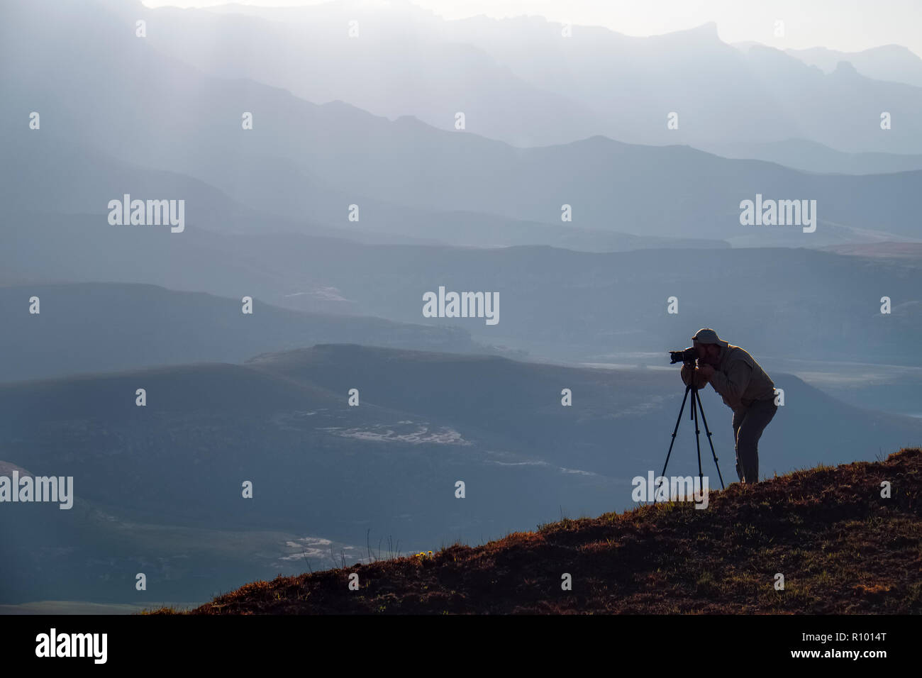 Silhouette eines einsamen Fotograf mit der Kamera und tri-pod Schießen auf den Hügeln von Witsieshoek, Drakensberg Kwazulu-Natal, Provinz, Südafrika Stockfoto