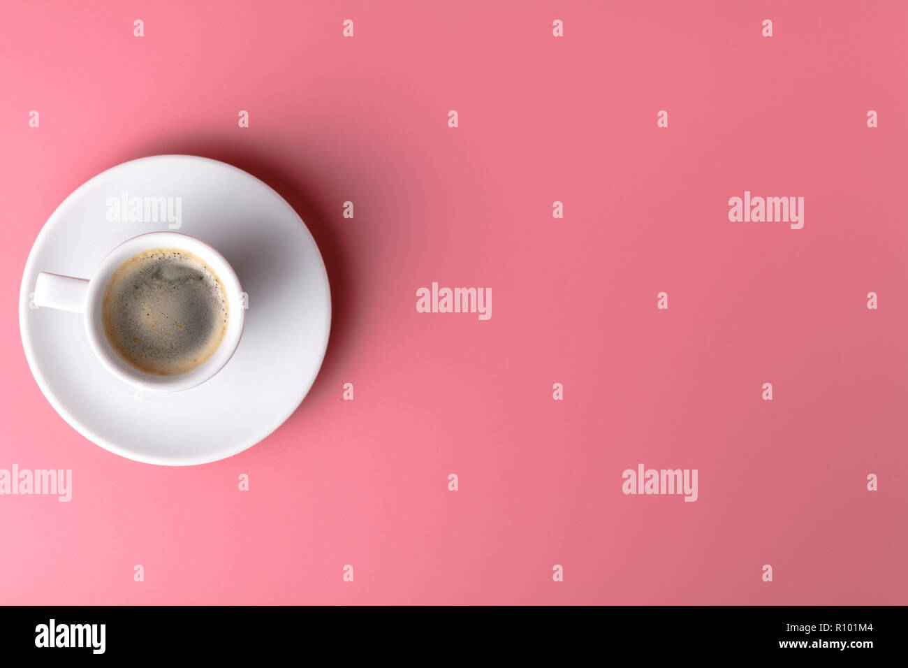 Eine kleine Tasse Kaffee auf rosa Hintergrund Stockfoto
