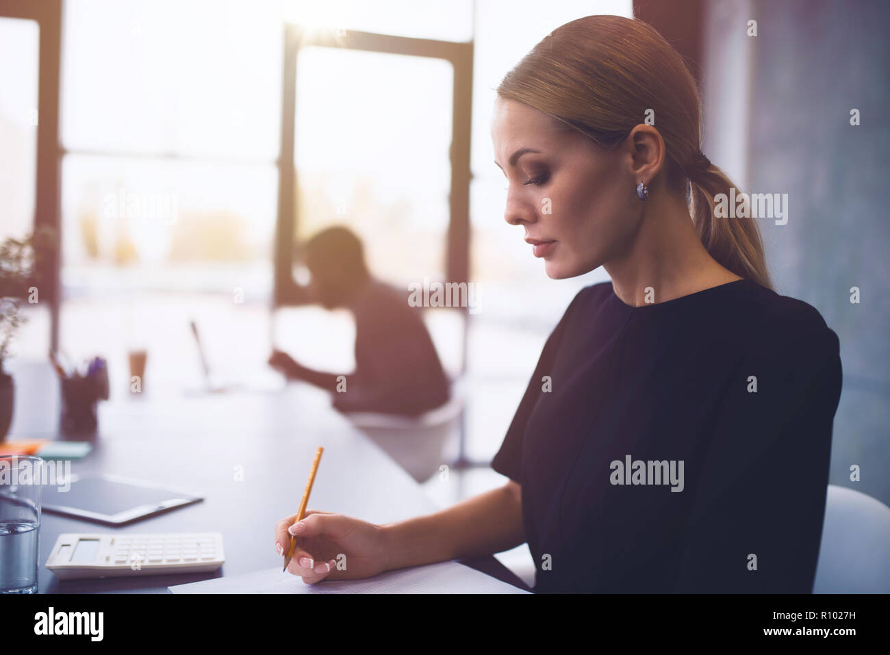 Geschäftsfrau im Büro die Arbeit mit einem Laptop mit seinem Team Stockfoto