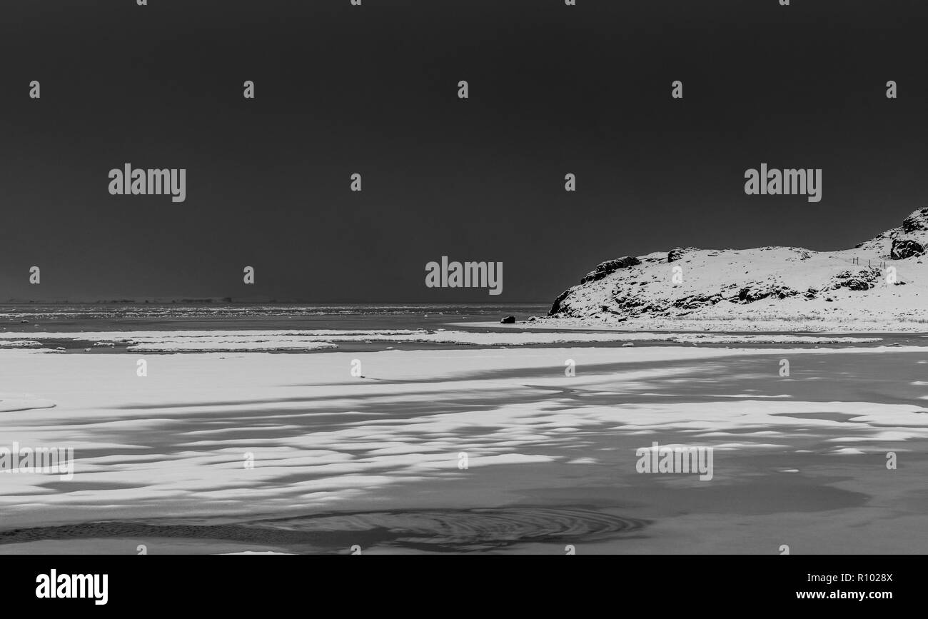 Amazing Island im Winter - eine atemberaubende Landschaft und gefrorene Landschaften - unglaubliche Schwarz-weiß Bilder aus Ikonischen Standorte Stockfoto