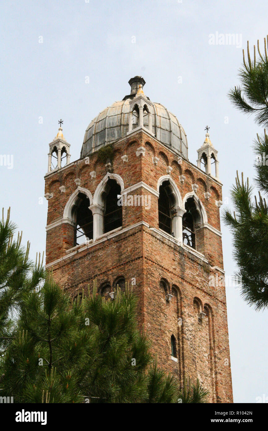 Venedig, Kirchturm unter den Bäumen, mit Kuppel und zwickeln Stockfoto