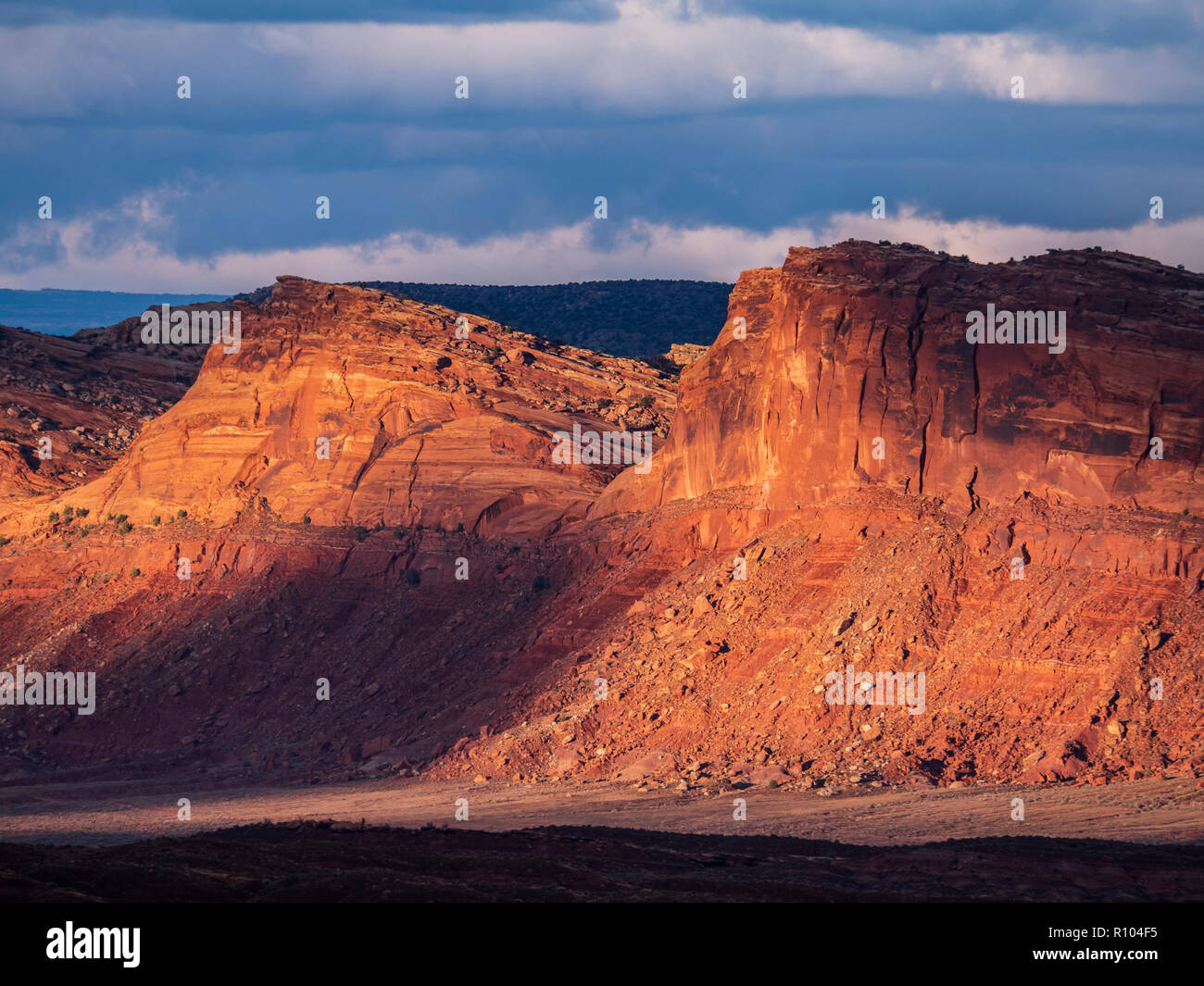 Sonne bricht durch in einer stürmischen Nachmittag, Kamm Ridge westlich von Täuschung, Utah. Stockfoto